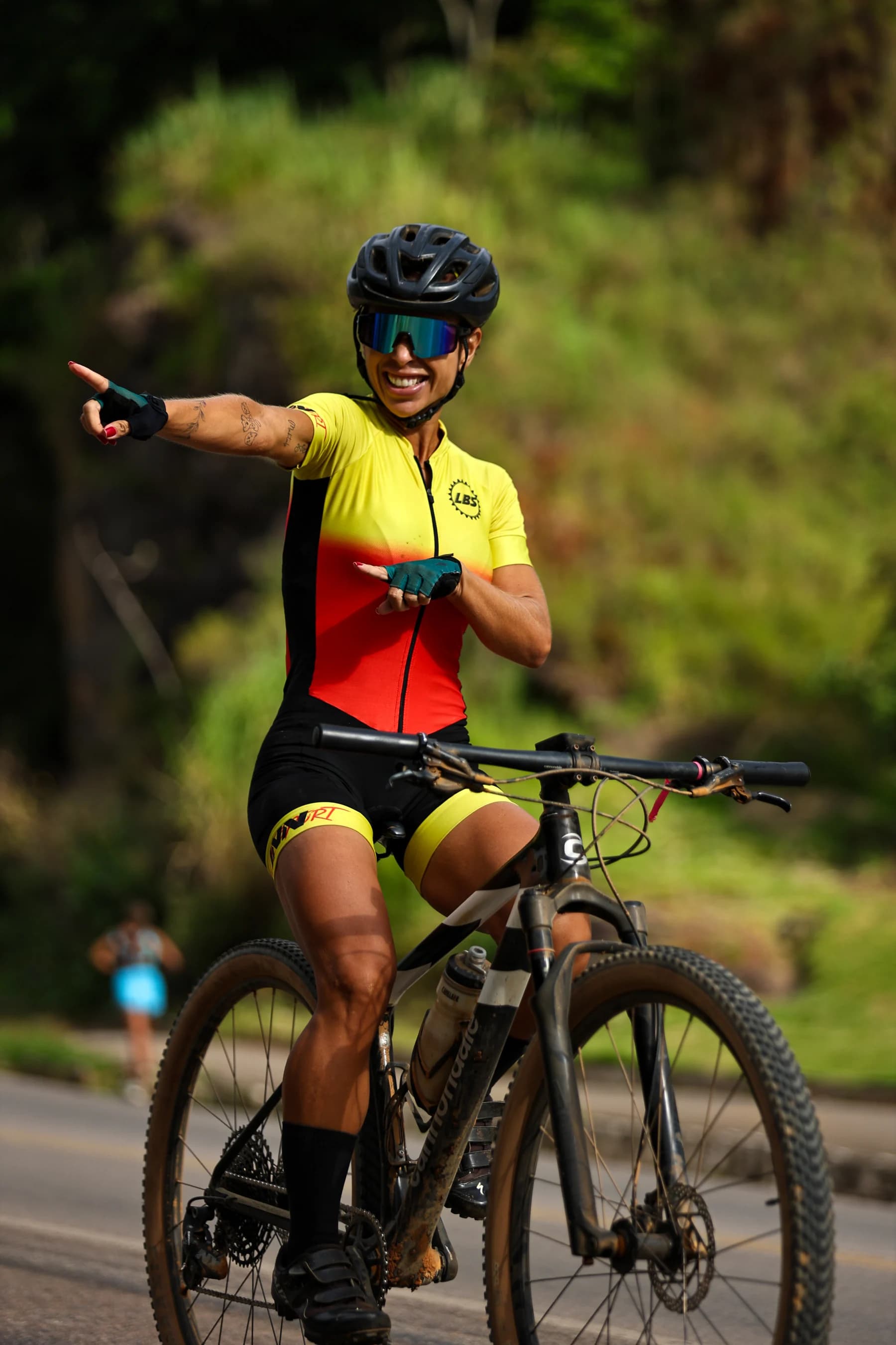 Dra. Thalita Pereira em performance de ciclismo MTB