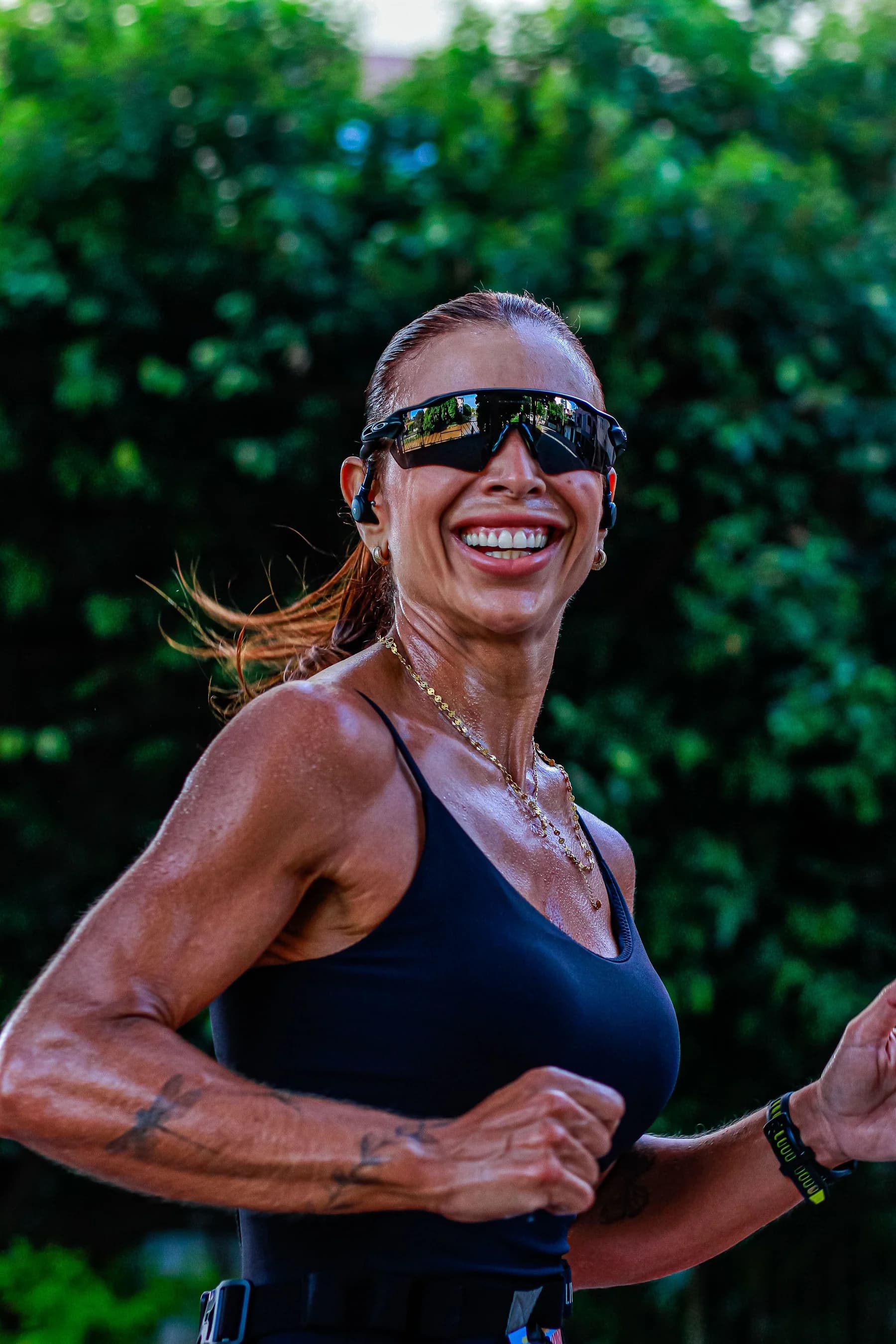 Dra. Thalita Pereira sorrindo durante corrida, close emocional