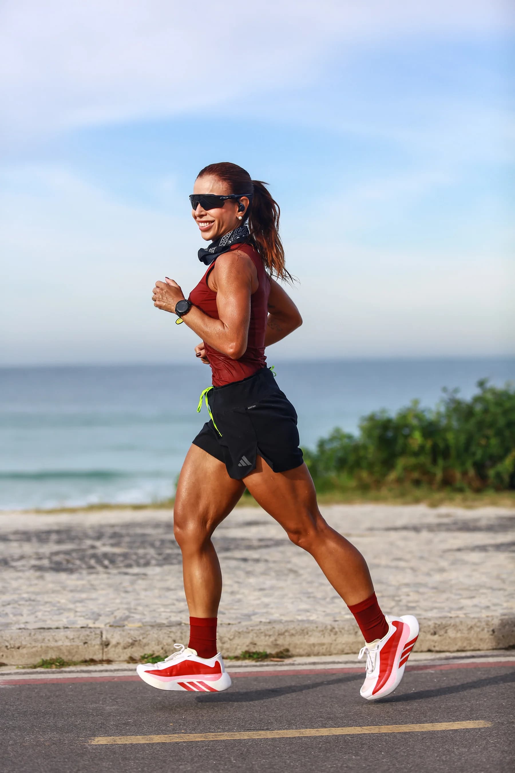 Dra. Thalita Pereira em corrida vertical premium, roupas vinho