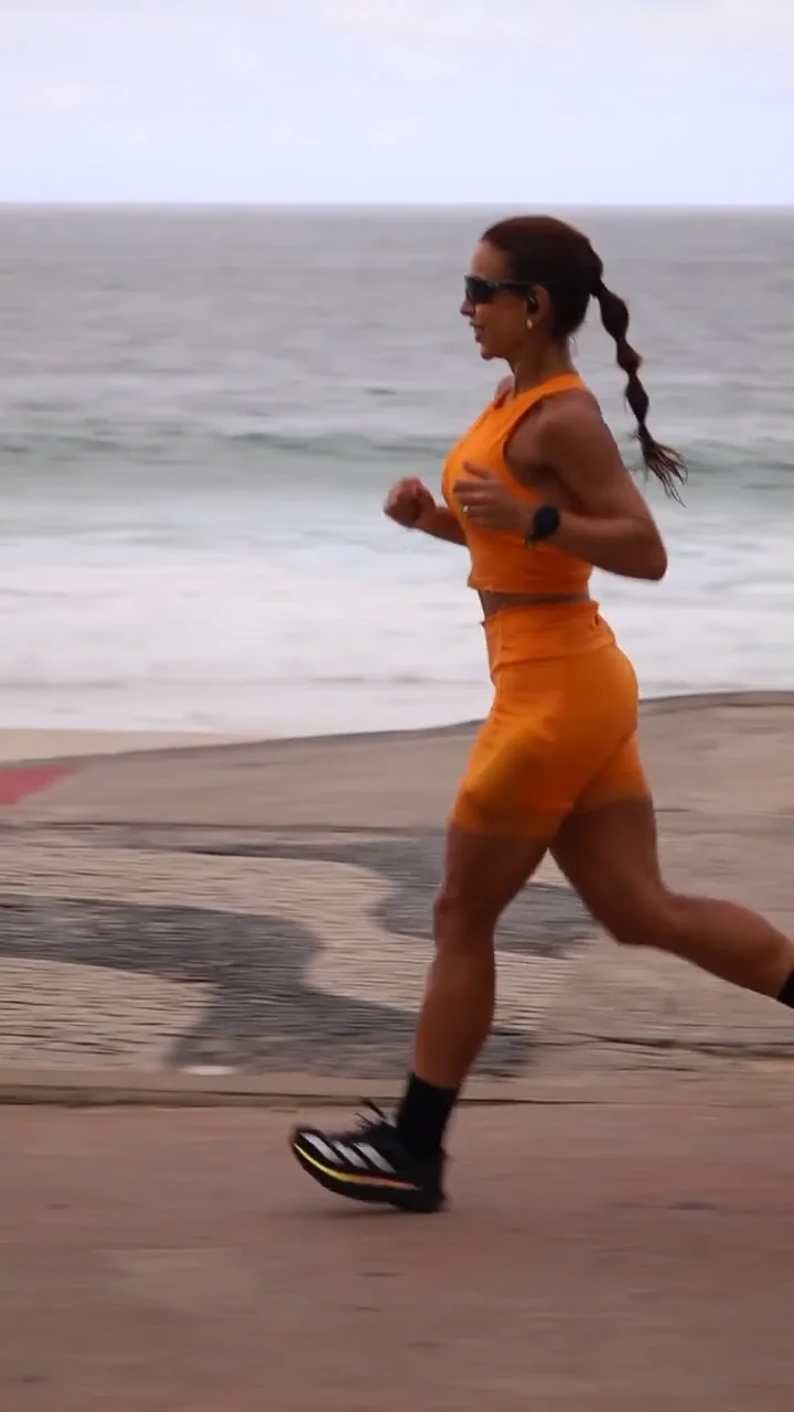 Dra. Thalita Pereira em rotina de corrida com mar ao fundo