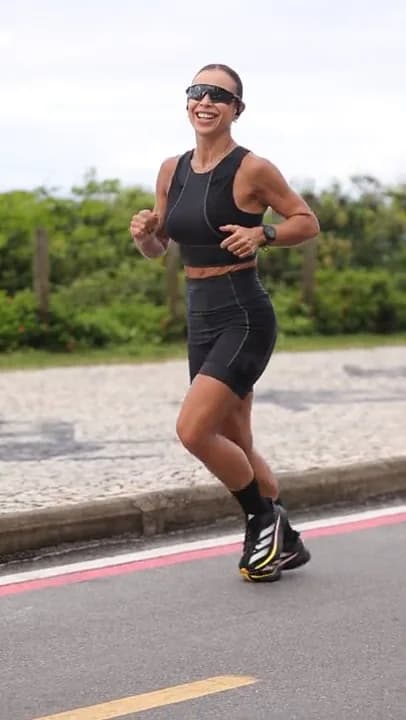 Dra. Thalita Pereira correndo durante rotina esportiva